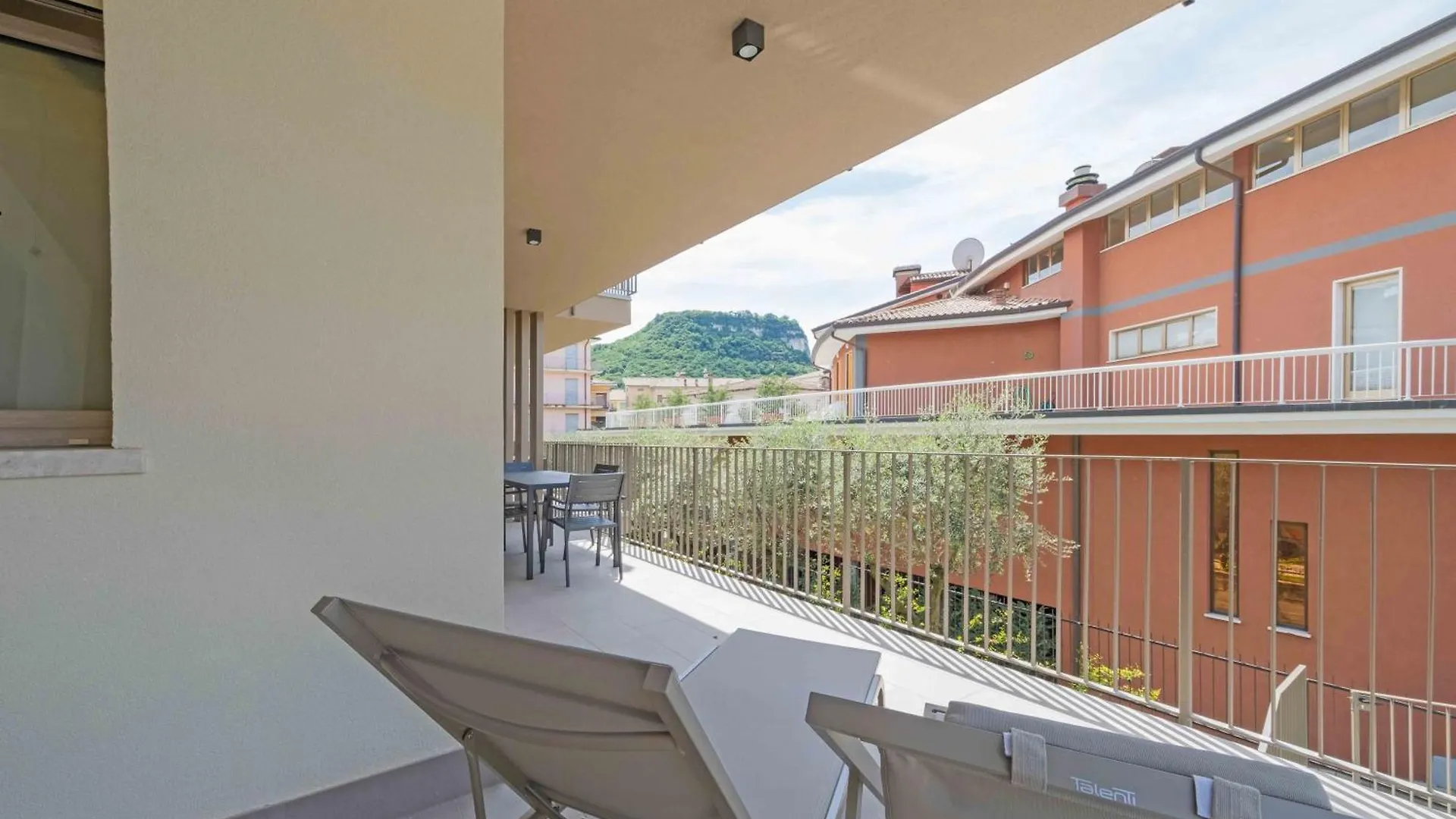 Apartmentsgarda - Residenza Eleonora 0*, Garda (Verona) Italy